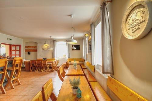 2 bedrooms, 3 beds