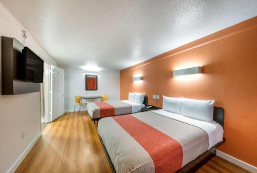 2 double beds