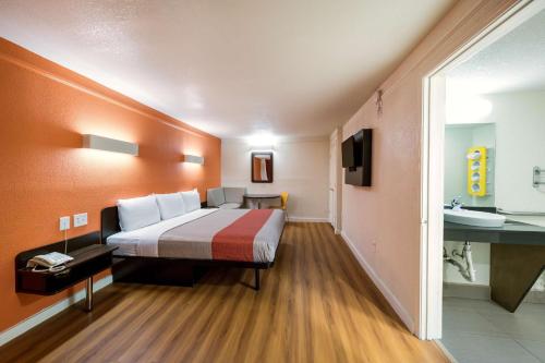 Motel 6-Dallas, TX - Farmers Branch Ideally located in the prime touristic area of Farmers Branch, Motel 6 Farmers Branch promises a relaxing and wonderful visit. The property features a wide range of facilities to make your stay a plea