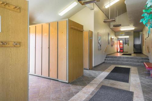Gorgeous 2 Bedroom Condo Near Mountain & Hot Springs - image 6