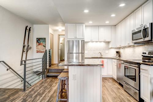 Gorgeous 2 Bedroom Condo Near Mountain & Hot Springs - image 9