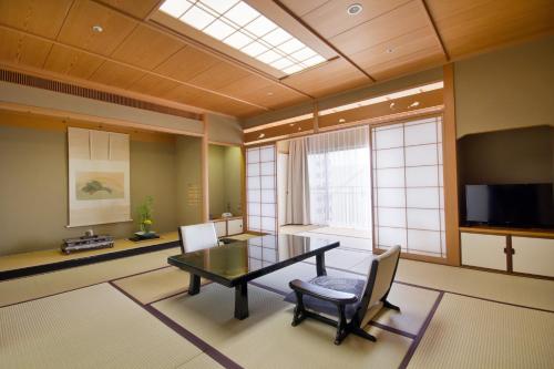 room detail thumbnail 1