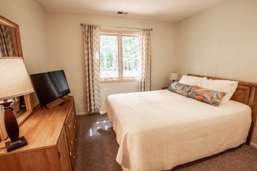 Secluded Harbor Springs Condo - image 14