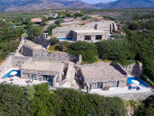 Meliti Sunset View & Private Pool Villa with Jacuzzi 4 Couples - image 3