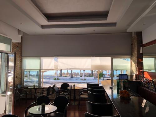 바/라운지, Mistral-Καπος in 파랄리아 톨로포노스