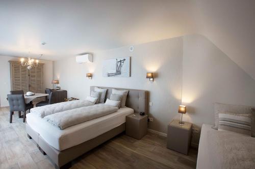 1 king bed, 2 twin beds
