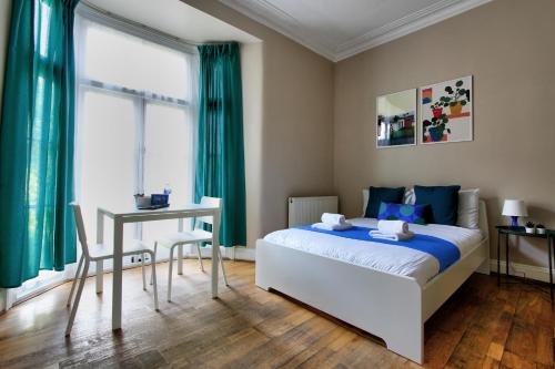 Low Budget Apartments Close Metro, Cricklewood, London