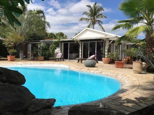 Villa Jasmin avec piscine chauffée à 50m plage et lagon