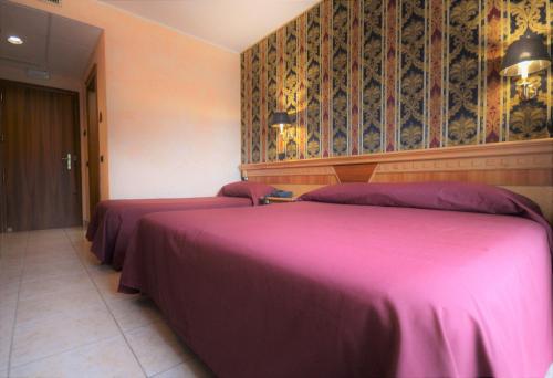 1 queen bed, 1 twin bed