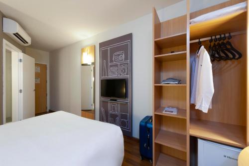 ibis Sao Jose Located in Campinas, Ibis Sao Jose is a perfect starting point from which to explore Sao Jose. Offering a variety of facilities and services, the property provides all you need for a good nights slee