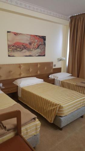 3 twin beds