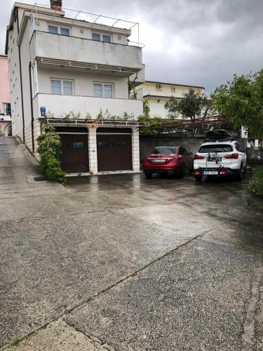  Apartments with private parking, Ferienwohnung in Baška Voda