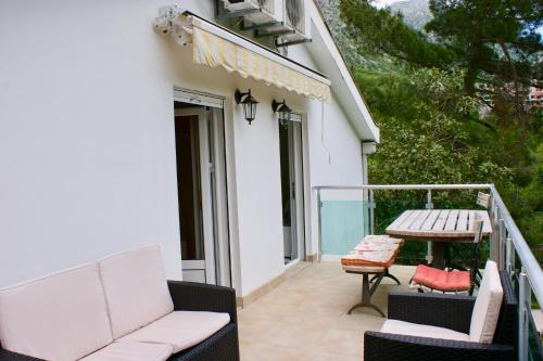Ieeja, Studio apartments Morinj in Donji Morinj