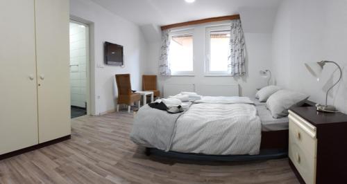 3 twin beds