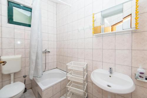  Apartment in Zaostrog with Balcony, Air condition, WIFI (4737-5) in Zaostrog