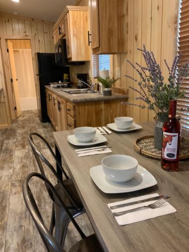 virtuve, Rockerville Lodge & Cabins in Rockerville (SD)