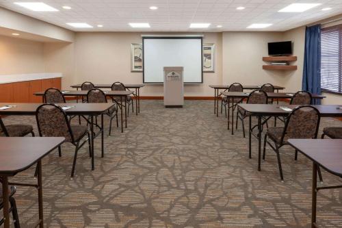 Wingate by Wyndham Erie - main image