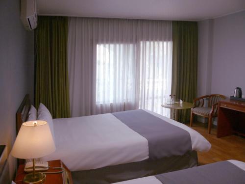 room detail thumbnail 2