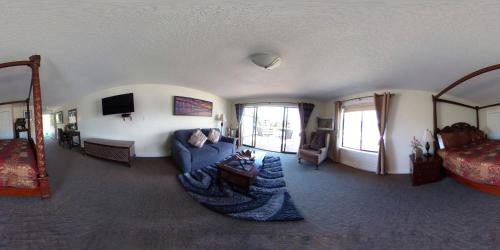 1 king bed, 1 sofa bed