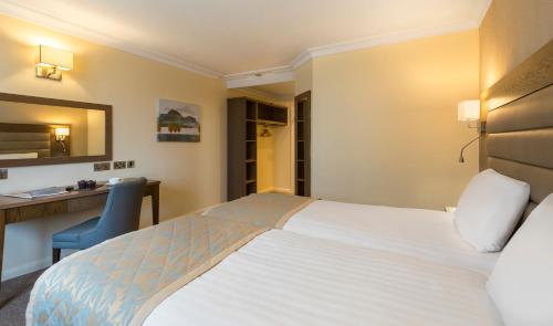 Limerick City Hotel The 3-star Limerick City Hotel (formerly Jurys Inn Limerick) offers comfort and convenience whether youre on business or holiday in Limerick. Featuring a complete list of amenities, guests will find 