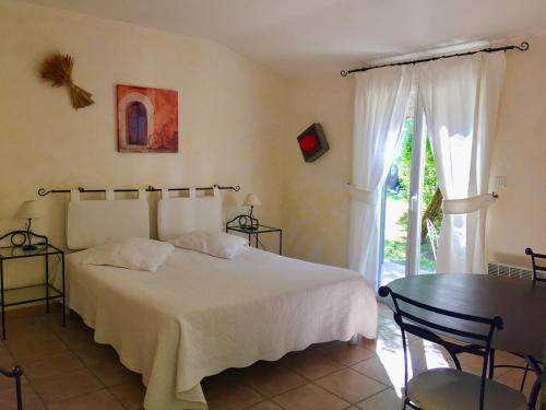 Le Clos des Cigales - Tap to explore photos