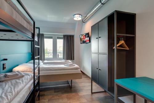 1 bunk bed