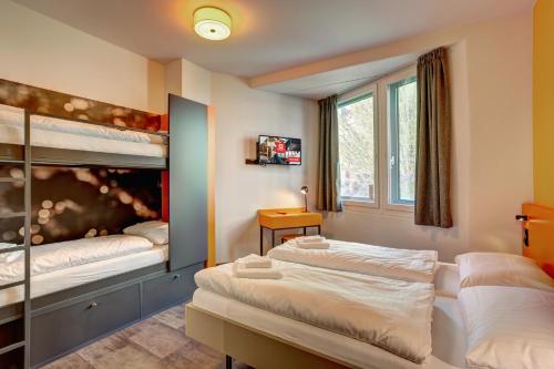2 twin beds, 2 bunk beds