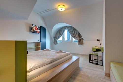 2 twin beds, 1 sofa bed