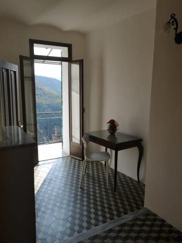  L' appartamento con balcone sul verde, Pension in Apricale