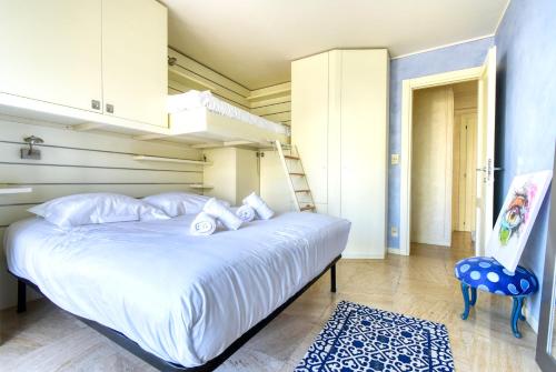 Sea View Flat beach access by GuestReady - image 12