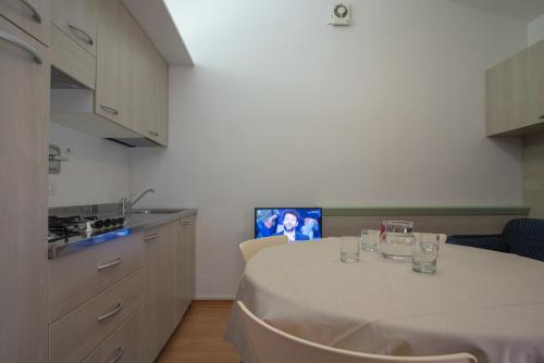 1 queen bed, 1 sofa bed