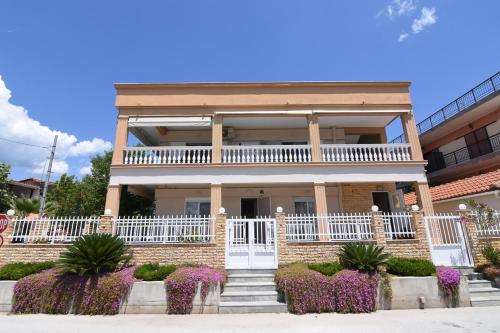  Helens Rooms in Nea Vrasna