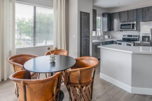 Luxury 1BR Kierland Commons #2032 by WanderJaunt