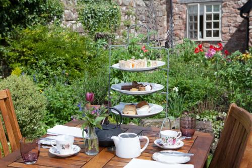 طعام و مشروبات, Tudor Farmhouse Hotel in كليرويل