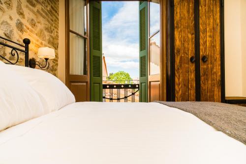 CH Adrianou Suites