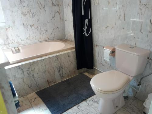 Bathroom, Gite du Domaine Saint Georges in Milly-la-Foret