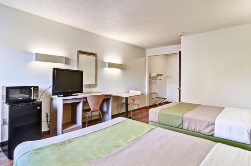 Economy Inn PIT Airport - image 5