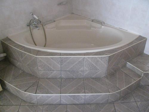 Bany, BRUNO COMFORT SUITES in Randburg