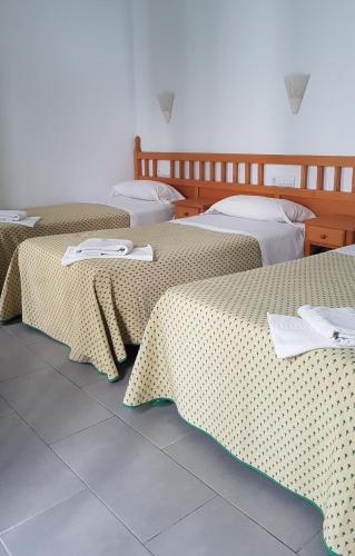 3 twin beds