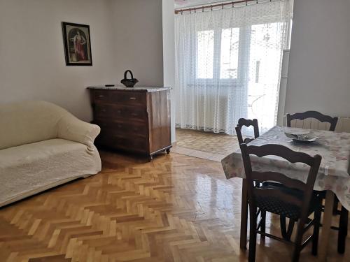 One-Bedroom Apartment image 10