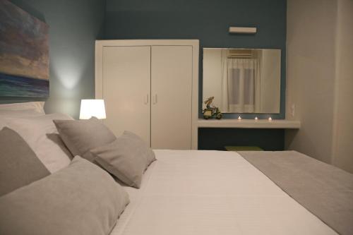 1 queen bed, 1 sofa bed
