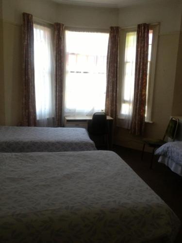 1 double bed, 2 twin beds