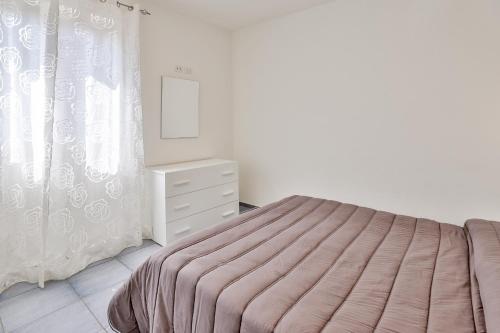 1 queen bed, 1 sofa bed