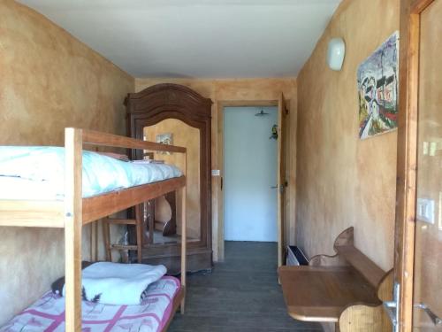 2 bunk beds