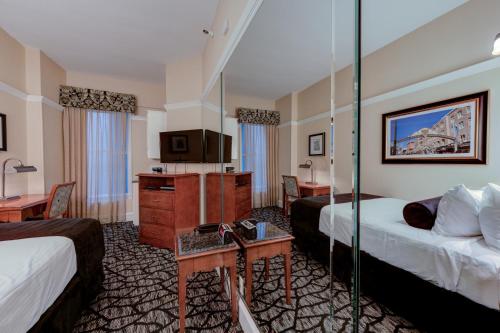 Gaslamp Plaza Suites