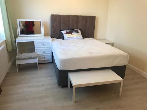 Newly Refurbished 4 Bedroom Flat E12, , Essex