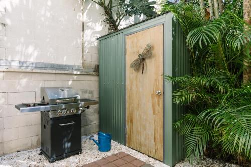 CitySide Apartment - 2 Bedroom with Private Courtyard
