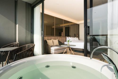 room detail thumbnail 2