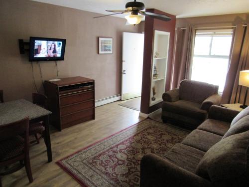 2 queen beds, 1 sofa bed