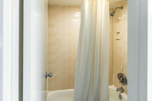Econo Lodge Zanesville Downtown - 화장실